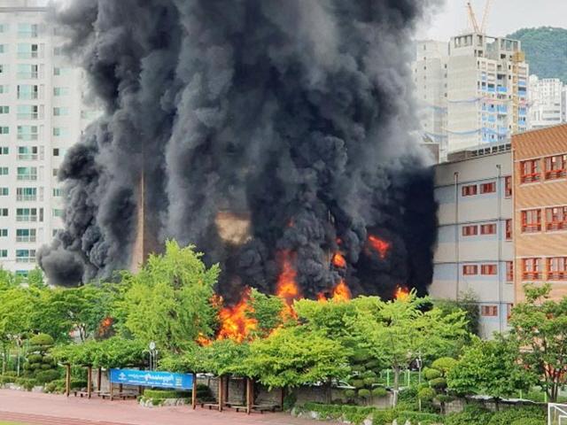 불길에 휩싸인 초등학교… 선생님은 학생 116명부터 내보냈다
