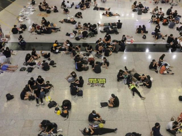 홍콩 <strong>국제공항</strong>, 하루만에 열렸다…시위대는 또 농성 예고