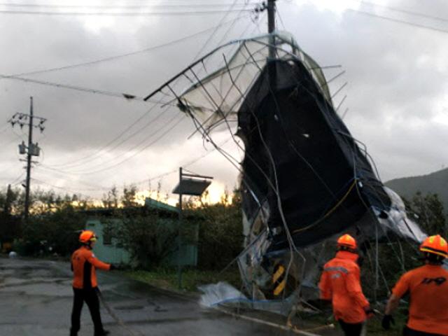 강풍·폭우 속 버스 추락 19명 사상… 주택 무너져 70대 참변