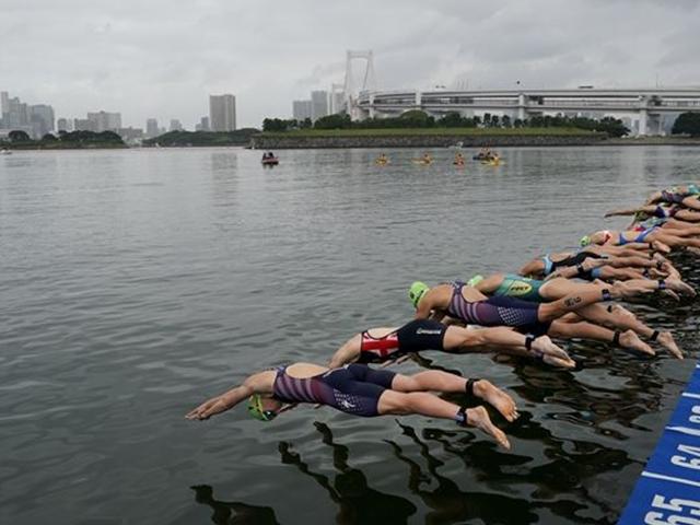 똥물 수영, <strong>골판지</strong> 침대…논란 끊이지 않는 ‘도쿄내림픽’
