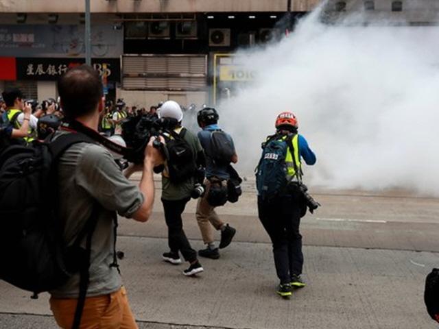 홍콩서 총 두발 맞은 英<strong>기자</strong> "도시처럼 보이는 지옥이었다"