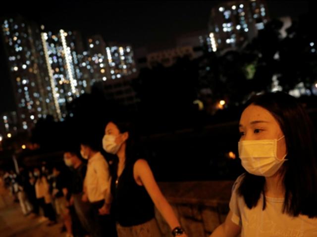 홍콩 경찰 성폭행, <strong>시민</strong>들 인간띠 잇기로 항의