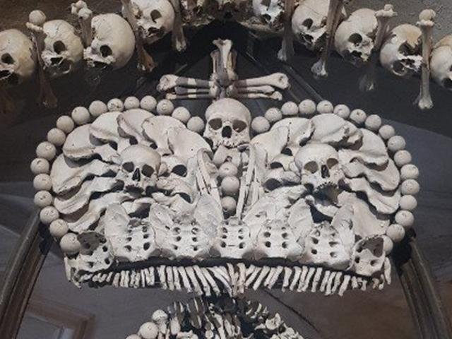 체코의 <strong>성당</strong>이 진짜 인간의 해골과 뼈로 장식된 까닭은?