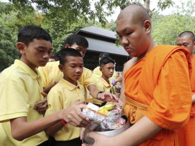 하루 한 끼 먹는데도 태국 승려 절반이 비만…왜?