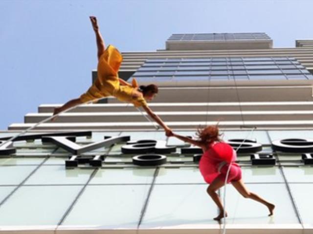 [서소문사진관] 스파이더걸? 28층 고층건물 외벽서 춤추는 요정들