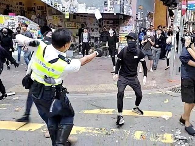 "내 아버지는 살인자"···<strong>홍콩</strong> 시위대 분노, 경찰 딸까지 노렸다