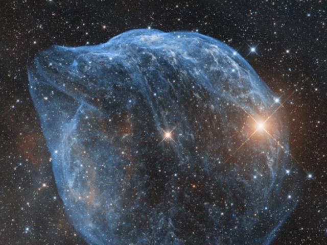 우주를 헤엄치는 ‘돌고래 성운’ 포착…크기는 60광년