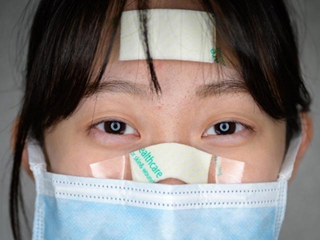 전세계 울린 '한국 간호사들의 붕대' 대구 <strong>의료진</strong> '명예 배지'