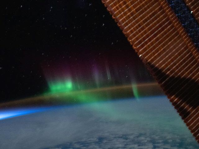 국제우주정거장서 포착한 너풀거리는 녹색빛의 남극광
