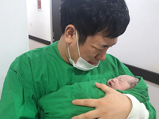 개그맨 김진 아빠 됐다… 3.53kg 건강한 여아 출산