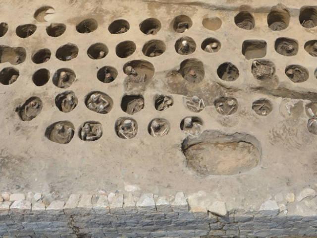 무려 1500명 유골이…日서 벌집 닮은 수백 년 전 공동무덤 발견