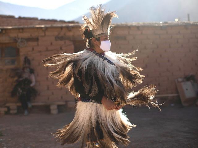 [서소문사진관] 원주민도 왕도 피할 수 없는 마스크, 언제쯤 벗을 수 있을까