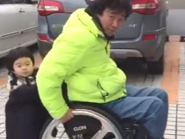 <strong>김송</strong>, '♥강원래' 휠체어 미는 아들…"철이 일찍 들게 해 미안"