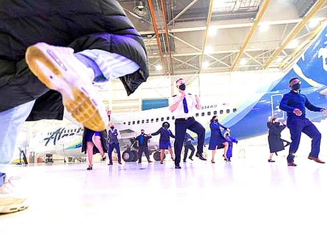 항공업 울상인데... 美항공사 직원들이 춤 연습에 몰두한 이유는?