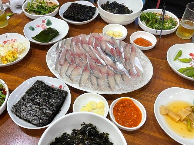‘<strong>연예인</strong> 포스’로 화제된 전직 회사원이 공개한 제주 ‘찐<strong>맛집</strong>’