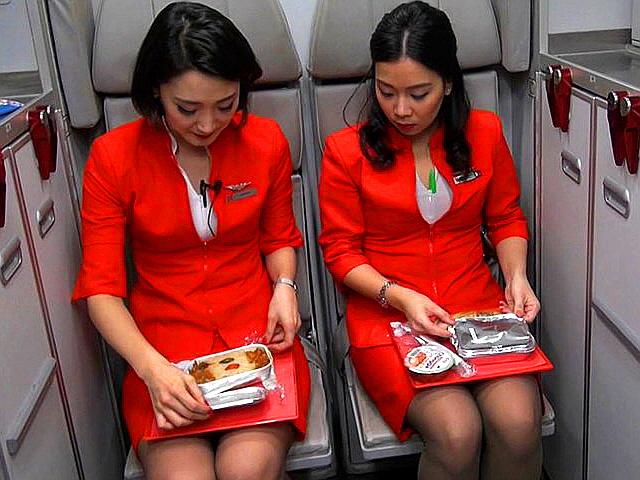 ‘비행기에서 뭐 먹나요?’ 승객들은 모르는 승무원들의 기내식 비밀