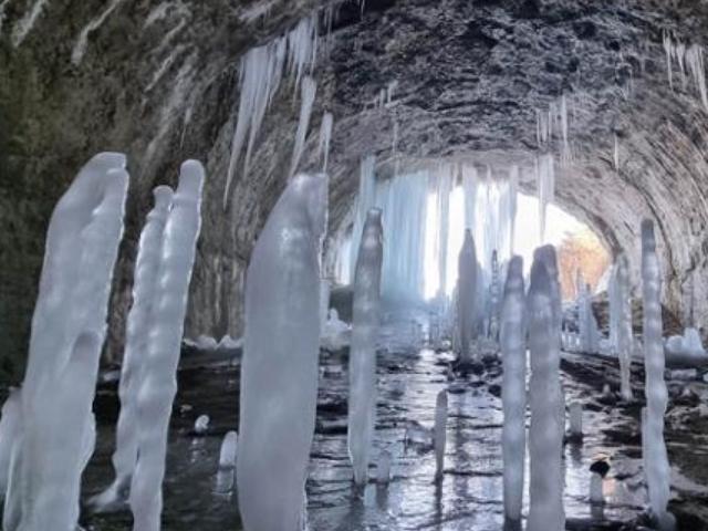 얼음기둥이 땅에서 쑥쑥... 폐터널 속 신기한 '겨울왕국'