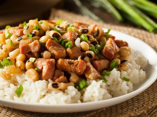 “행운 준다는 콩·포도·청어” 국가별 새해 음식들