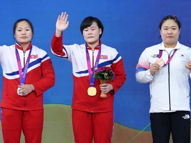 “경애하는 원수님” 외치는 북한 선수들…아시안게임의 정치학